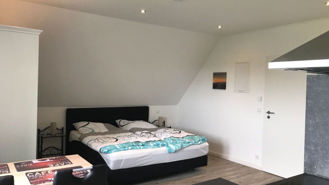 Essbereich und offener Küche mit Boxspringbett Essbereich und offener Küche mit Boxspringbett